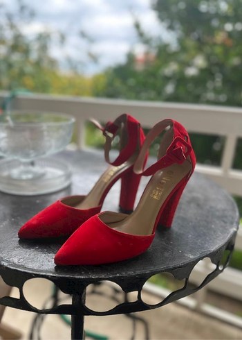 Kırmızı Süet Tokalı Yüksek Topuklu Kadın Ayakkabı - Görsel 2