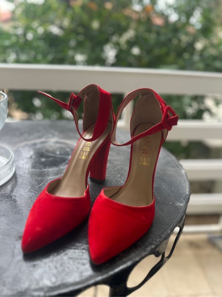 Kırmızı Süet Tokalı Yüksek Topuklu Kadın Ayakkabı - Görsel 3