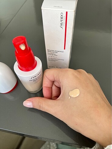  Beden Shiseido Revitalessence Skin Glow Fondöten