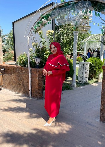 Kırmızı Dökümlü Uzun Tesettür Elbise