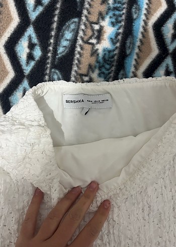 Beyaz dantelli, mini astarlı, straplez yırtmaçlı elbise - Görsel 4