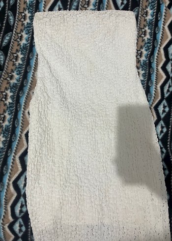 Beyaz dantelli, mini astarlı, straplez yırtmaçlı elbise - Görsel 2