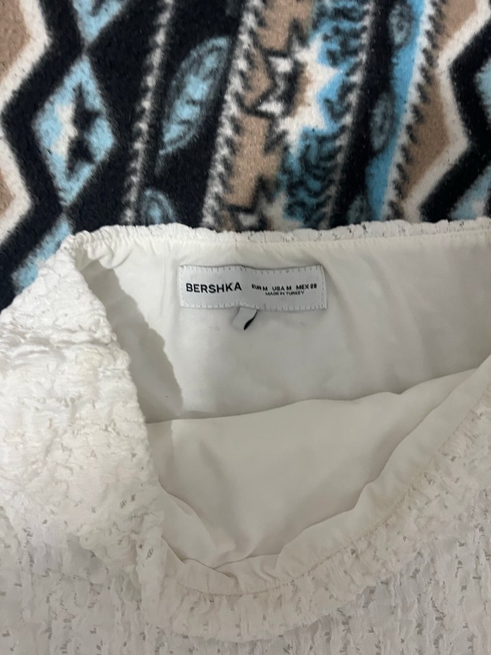 Beyaz dantelli, mini astarlı, straplez yırtmaçlı elbise - Görsel 5