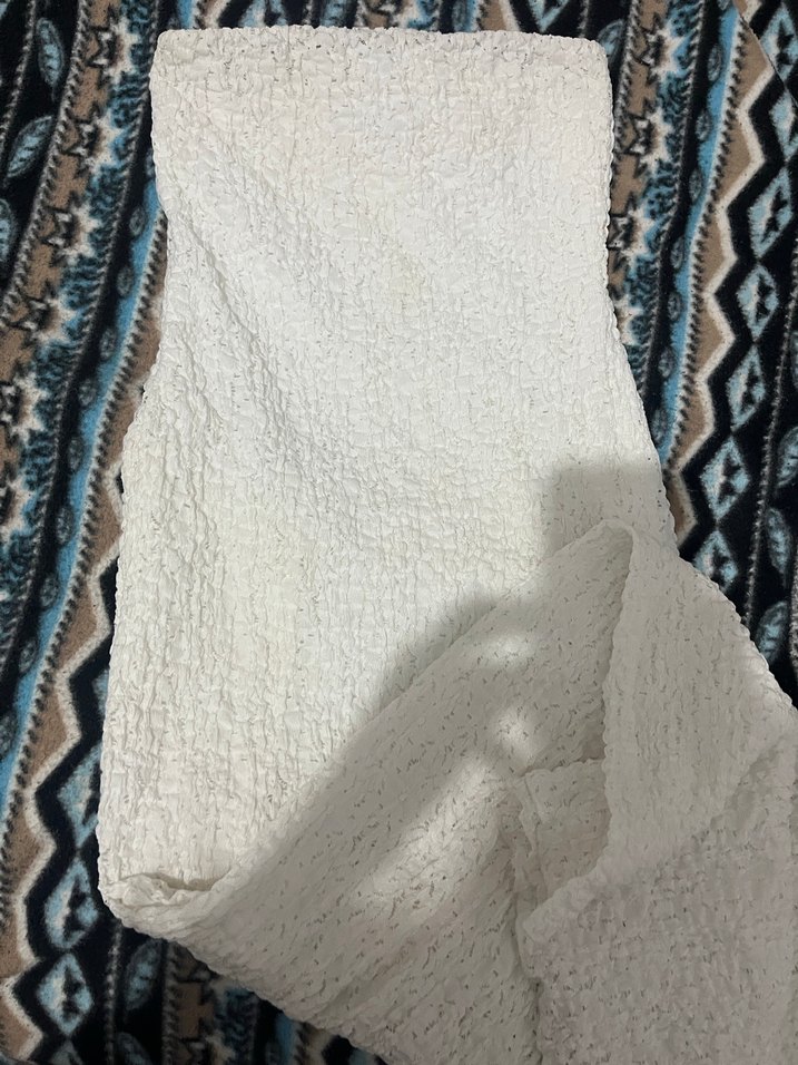 Beyaz dantelli, mini astarlı, straplez yırtmaçlı elbise - Görsel 3