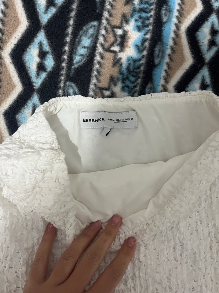 Beyaz dantelli, mini astarlı, straplez yırtmaçlı elbise - Görsel 4