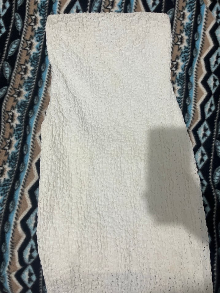 Beyaz dantelli, mini astarlı, straplez yırtmaçlı elbise - Görsel 2