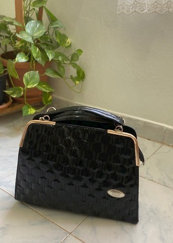 Siyah Parlak Deri Klasik Kadın Çantası
