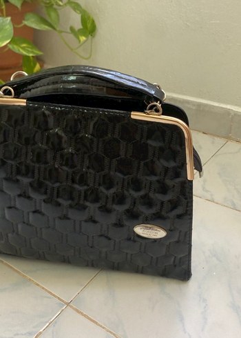 Zara Siyah Parlak Deri Klasik Kadın Çantası