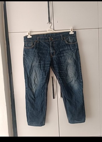 Gri tonlu bel kemerli kadın kot pantolon