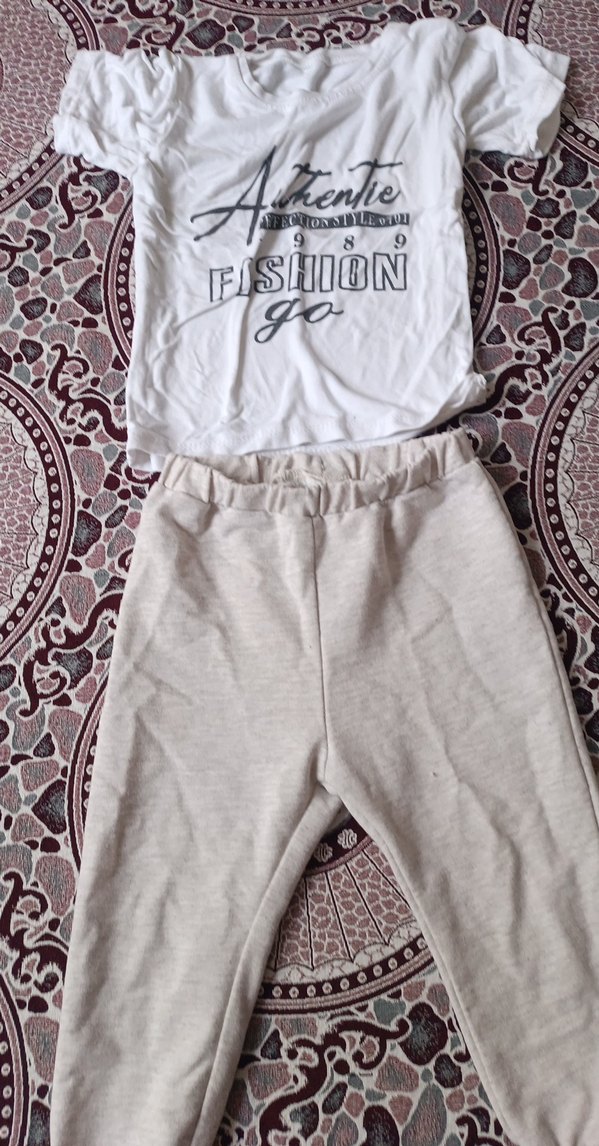 Beyaz Baskılı Kız Tişörtü ve Gri Eşofman Altı - Görsel 2