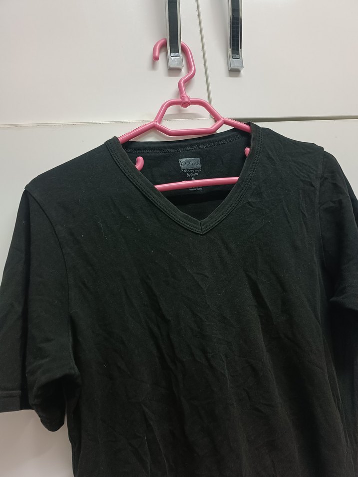 Erkek Siyah V Yaka Keten Tişört - Görsel 4