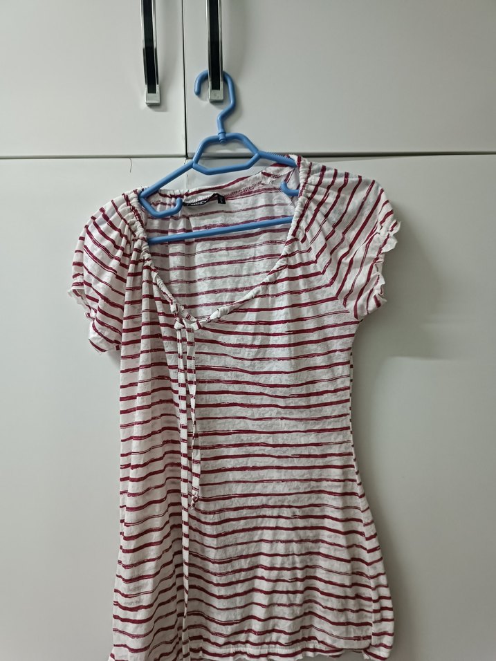 Kısa Kollu V Yakalı Kırmızı Tişörtü - Görsel 2