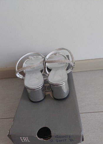 36 Beden beyaz Renk Gümüş Topuklu Sandalet