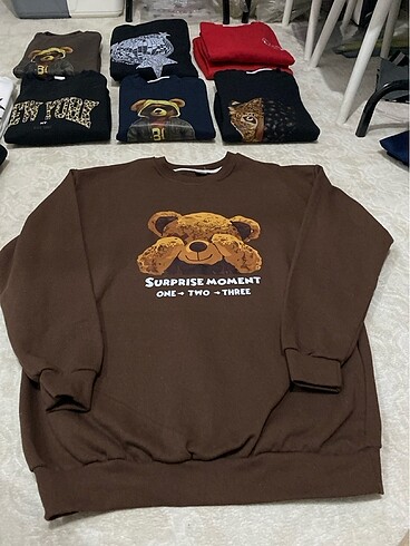 Utangaç ayıcık baskılı sweatshirt