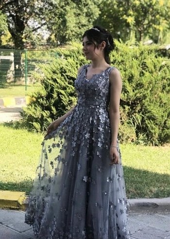 Gri Dantel İşlemeli Uzun V Yaka Abiye Elbise
