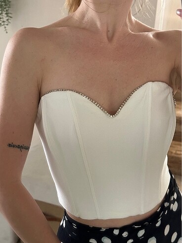 Beyaz tasli crop top bustiyer