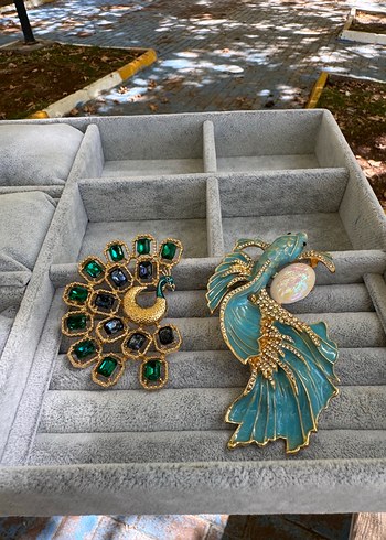 Accessorize Altın Renkli Pullu Tavuskuşu Broş