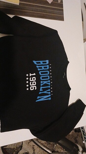 Siyah Brooklyn yazılı içi şardonlu crop sweat