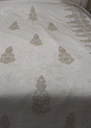 İşlemeli Beyaz Parlak Yatak Örtüsü - Görsel 2