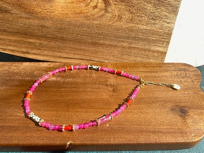 Pembe doğal taş kolye