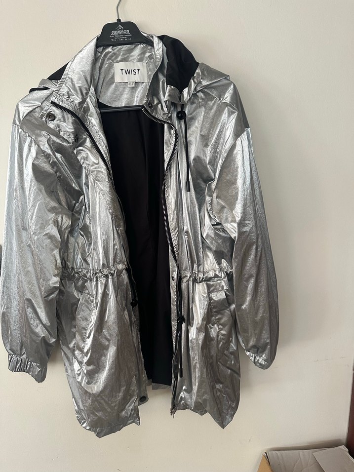 Metalik Gri Midi Kapüşonlu Kadın Yağmurluk - Görsel 2