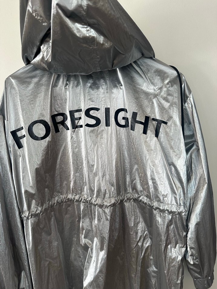 Metalik Gri Midi Kapüşonlu Kadın Yağmurluk - Görsel 5