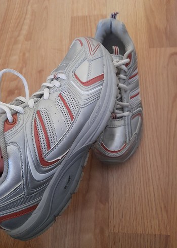 Beyaz Gri Dolgu Topuklu Bağcıklı Spor Ayakkabı