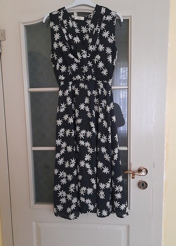 Siyah Beyaz Çiçekli Uzun Kolsuz Elbise - Görsel 3