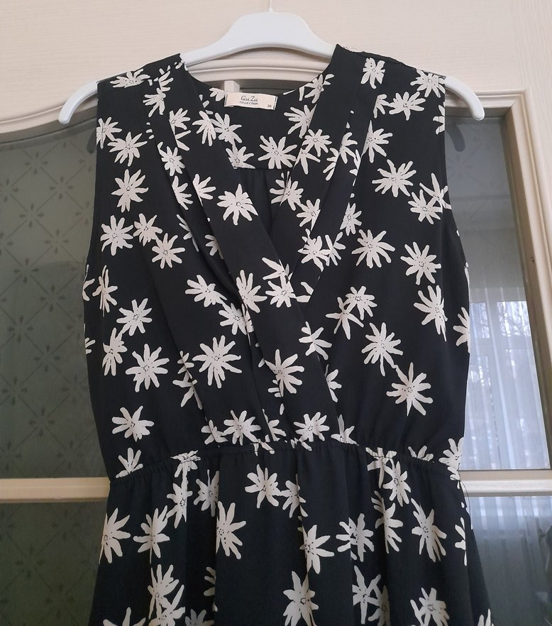 Siyah Beyaz Çiçekli Uzun Kolsuz Elbise - Görsel 2