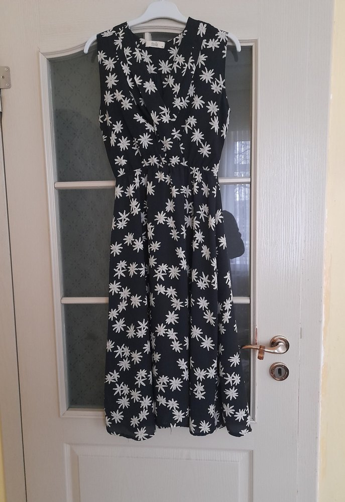 Siyah Beyaz Çiçekli Uzun Kolsuz Elbise - Görsel 3