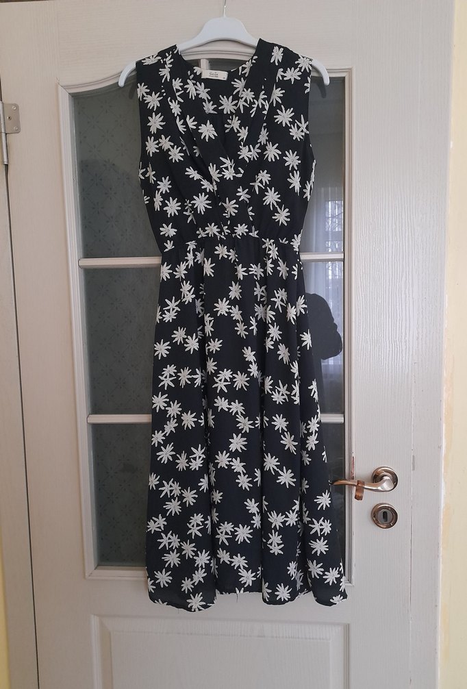 Siyah Beyaz Çiçek Desenli Uzun Elbise - Görsel 3