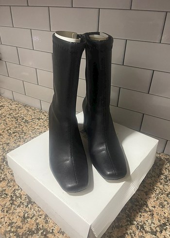 Kadın Siyah Deri Topuklu Botlar - Görsel 2