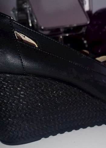 Siyah Tokalı Kadın Dolgu Topuk Ayakkabı - Görsel 4