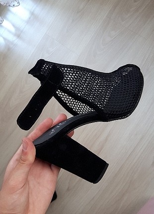 Siyah topuklu ayakkabı