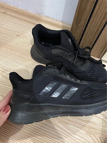 37 Beden siyah Renk Adidas spor ayakkabı