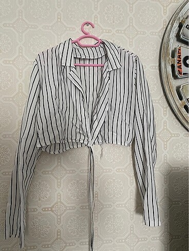 Bel bağlamalı saten gömlek - Görsel 2