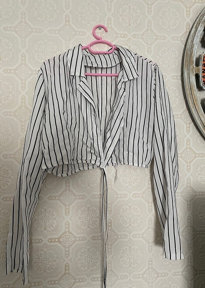 Bel bağlamalı saten gömlek - Görsel 2