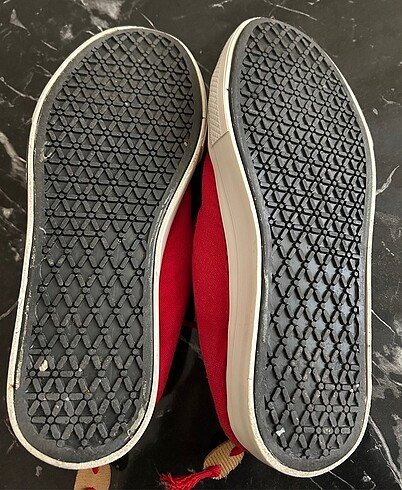 41 Beden kırmızı Renk Orijinal converse az kullanılmış