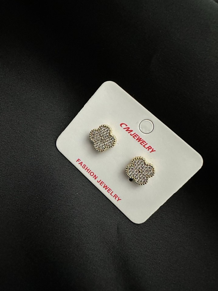 Altın Renkli Mini Yonca Küpe - Görsel 3