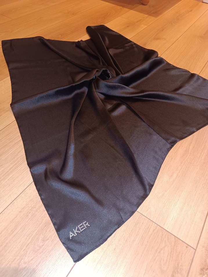 Siyah Parlak Saten Kadın Fular - Görsel 3