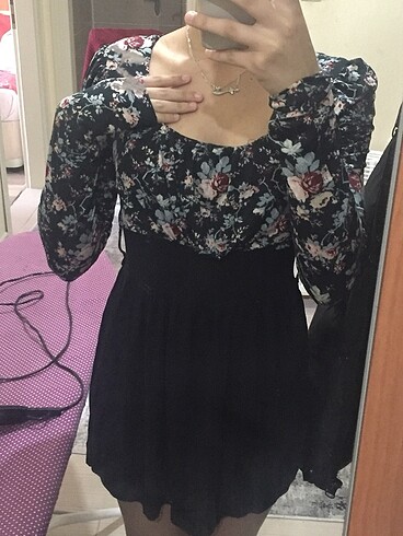 Siyah çiçekli kısa elbise