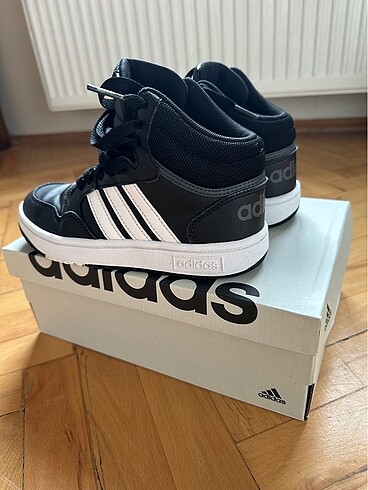 34 Beden Adidas erkek çocuk ayakkabı
