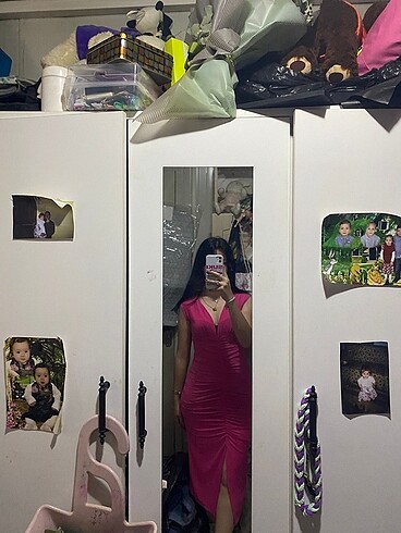 Pembe yırtmaçlı elbise