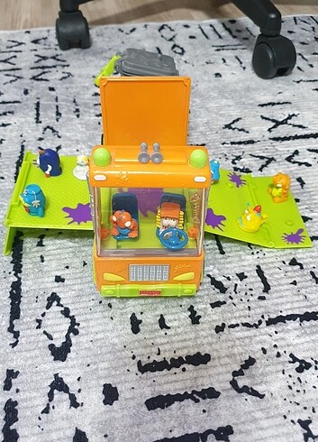 The trash pack kamyon ve 20 hotwheels araba