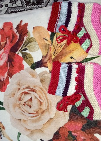 Renkli Nakışlı Kız Örgü Bot - Görsel 3