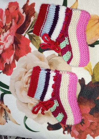 Renkli Nakışlı Kız Örgü Bot - Görsel 2