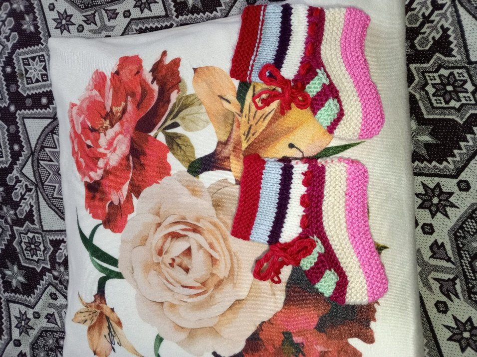 Renkli Nakışlı Kız Örgü Bot - Görsel 3