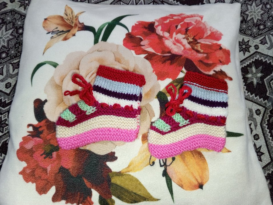 Renkli Nakışlı Kız Örgü Bot - Görsel 5