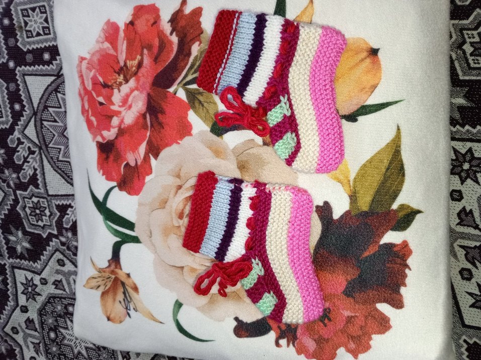 Renkli Nakışlı Kız Örgü Bot - Görsel 2