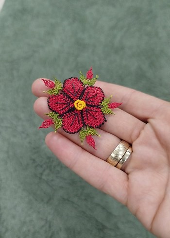 Boncuklu Nakışlı Kırmızı Çiçek Broş